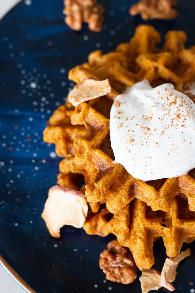 With the holidays fast approaching, these high protein pumpkin spiced waffles are definitely going to become a seasonal staple at Casa Kemy!