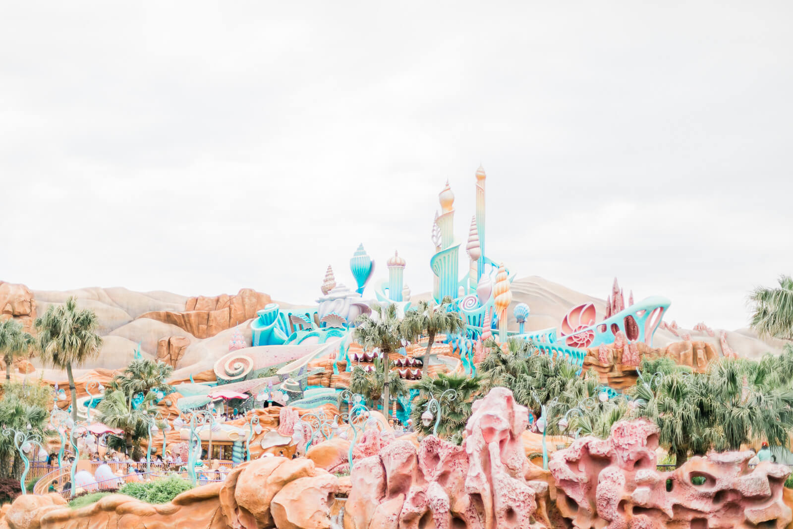 What to do what to see and what to eat in one day at Tokyo Disney Sea. The park is huge and so different, but there are certain things you don't wanna miss!