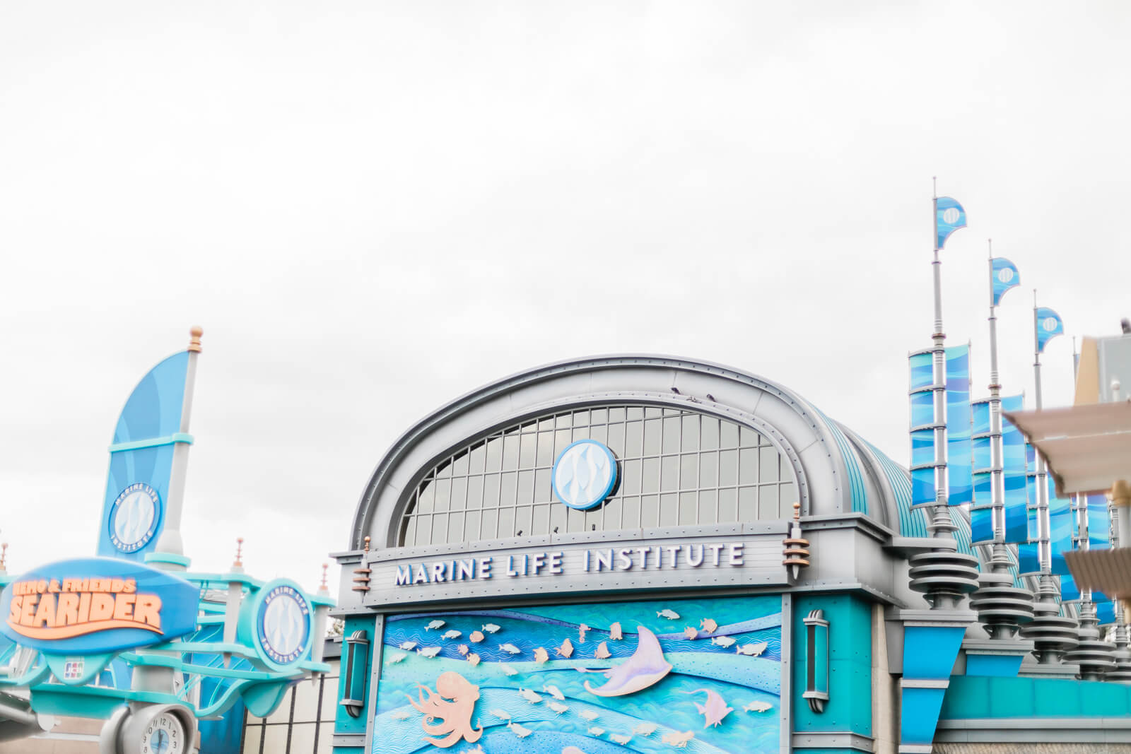 What to do what to see and what to eat in one day at Tokyo Disney Sea. The park is huge and so different, but there are certain things you don't wanna miss!